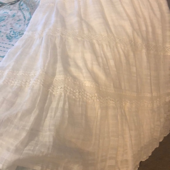 It’s a long maxi white dress - Picture 2 of 4